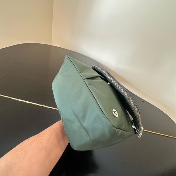 NWT Athleisure Vacation Minimalist Lululemon All Night Festival Bag 5L - Picture 14 of 17